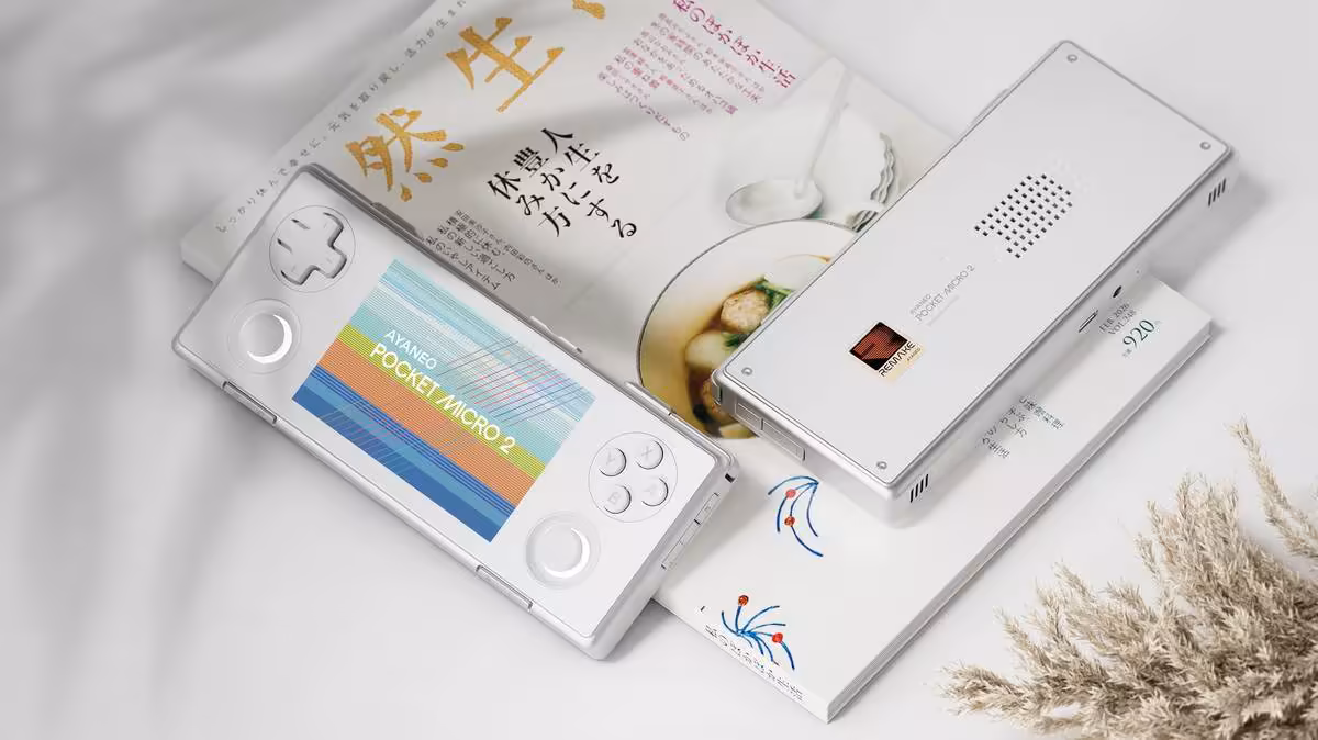 AYANEO Pocket Micro 2 blanche posée sur packaging, avec vue arrière et grille de haut-parleur