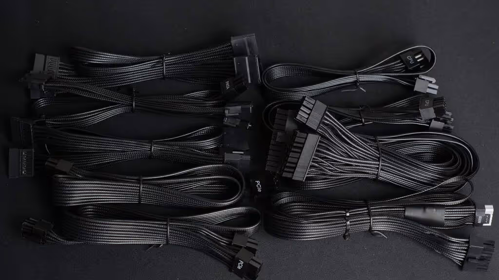 cables de la GIGABYTE GAMING 1000GM PG5