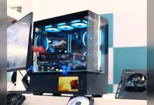 Boîtier DeepCool CH690 LCD panoramique exposé au Computex, avec quatre ventilateurs ARGB et écran intégré allumé