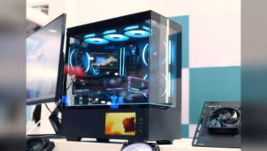 Boîtier DeepCool CH690 LCD panoramique exposé au Computex, avec quatre ventilateurs ARGB et écran intégré allumé