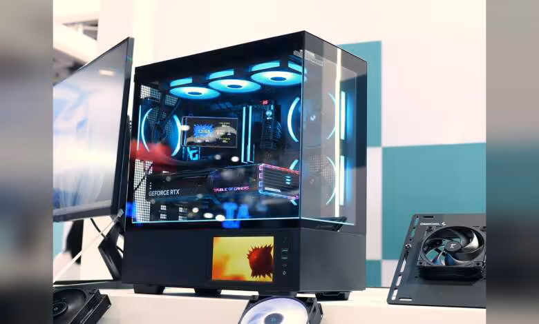 DeepCool CH690 LCD : le boîtier panoramique passe au vrai écran 7 pouces au Computex 1 Boîtier DeepCool CH690 LCD panoramique exposé au Computex, avec quatre ventilateurs ARGB et écran intégré allumé