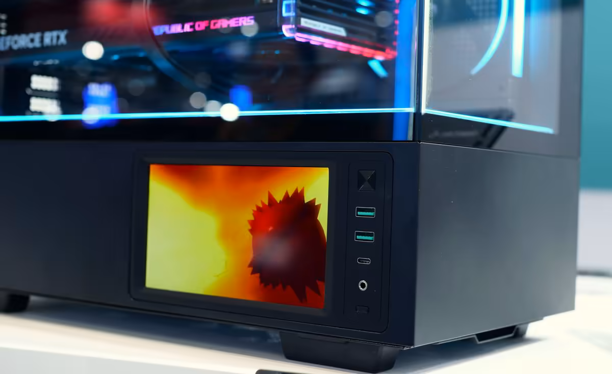 DeepCool CH690 LCD : le boîtier panoramique passe au vrai écran 7 pouces au Computex 2 Gros plan sur l’écran LCD intégré du DeepCool CH690 LCD et ses boutons, avec ports affichés sur la façade