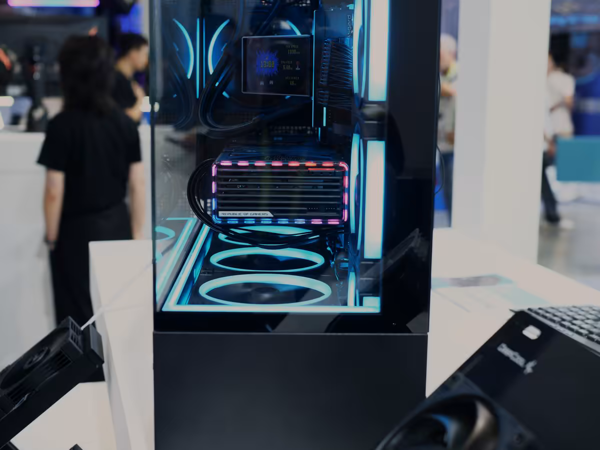 DeepCool CH690 LCD : le boîtier panoramique passe au vrai écran 7 pouces au Computex 4 Vue intérieure du DeepCool CH690 LCD, montre la séparation des compartiments et l’écran LCD positionné à l’avant