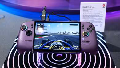 Console portable MSI Claw 8 EX AI+ avec écran 8 pouces affichant un jeu en salon de présentation