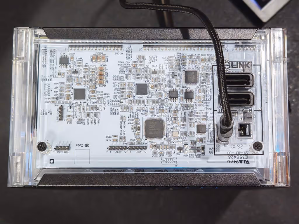 CORSAIR HX1000i SHIFT CRYSTAL : une alimentation transparente spectaculaire, mais pas pour tous les boîtiers 7 computex 2026 corsair alimentation hx1000i shift crystal 02