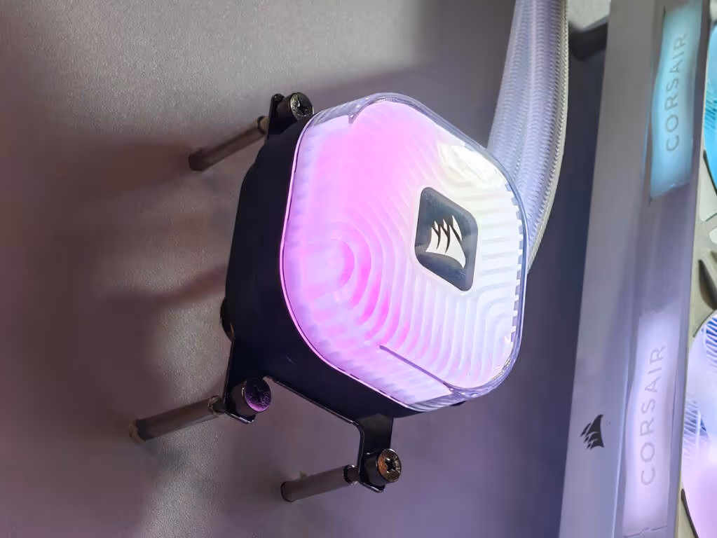 CORSAIR TITAN II ULTRA : radiateur 40 mm, écran 5 pouces et métal liquide 8 corsair corsair titan ii rgb pompe