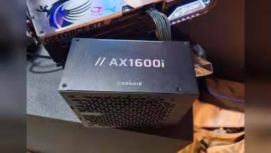 Corsair AX1600i SHIFT, face arrière avec marquage AX1600i et logo Corsair sur grille tressée.
