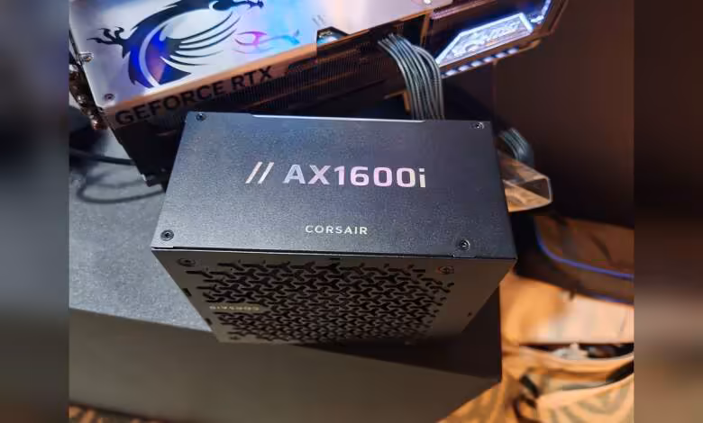 Corsair AX1600i SHIFT : 1600 W en 170 mm, la densité impose ses choix de câblage 1 Corsair AX1600i SHIFT, face arrière avec marquage AX1600i et logo Corsair sur grille tressée.