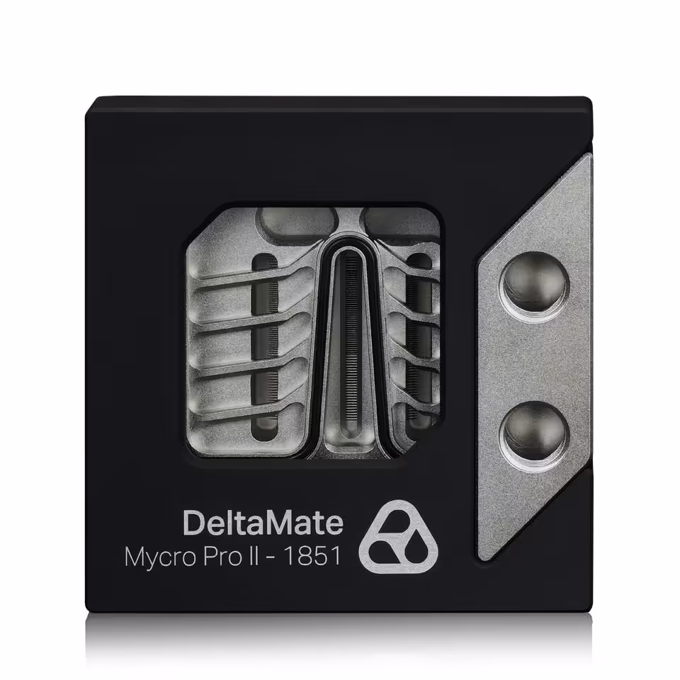 DeltaMate MPII : Thermal Grizzly lance ses waterblocks CPU AM5 et LGA1851 haut de gamme 5 Waterblock Thermal Grizzly DeltaMate Mycro Pro II-1851, vue frontale avec fenêtre centrale et plaque métallique