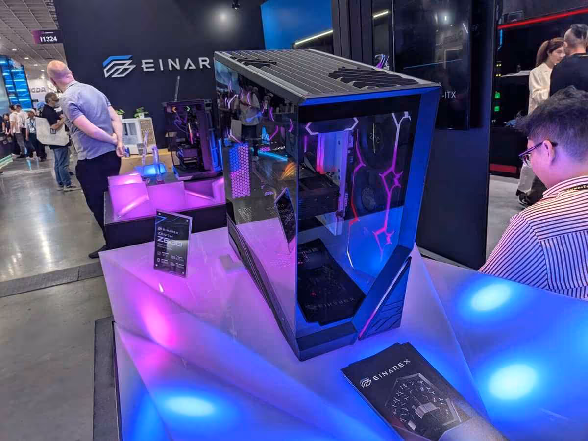 Boîtier Einarex Zenith Z600 exposé sur stand Computex, panneau vitré et éclairage RGB violet-bleu