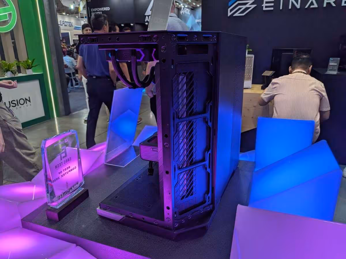 Boîtier PC Einarex exposé de profil, châssis ouvert avec ventilation visible et éclairage violet