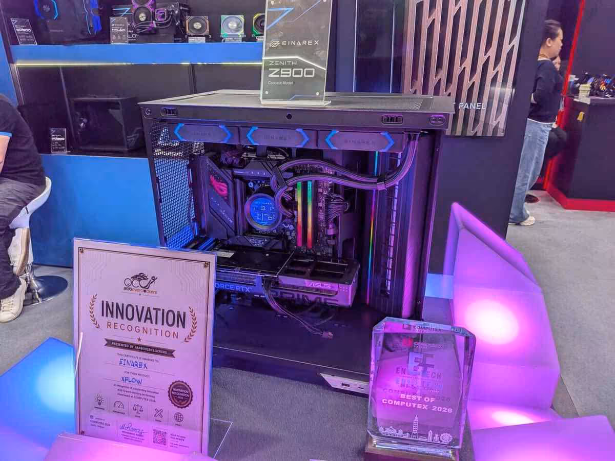 Boîtier Einarex Zenith Z600 ouvert, refroidissement liquide RGB et trophées de reconnaissance sur le stand