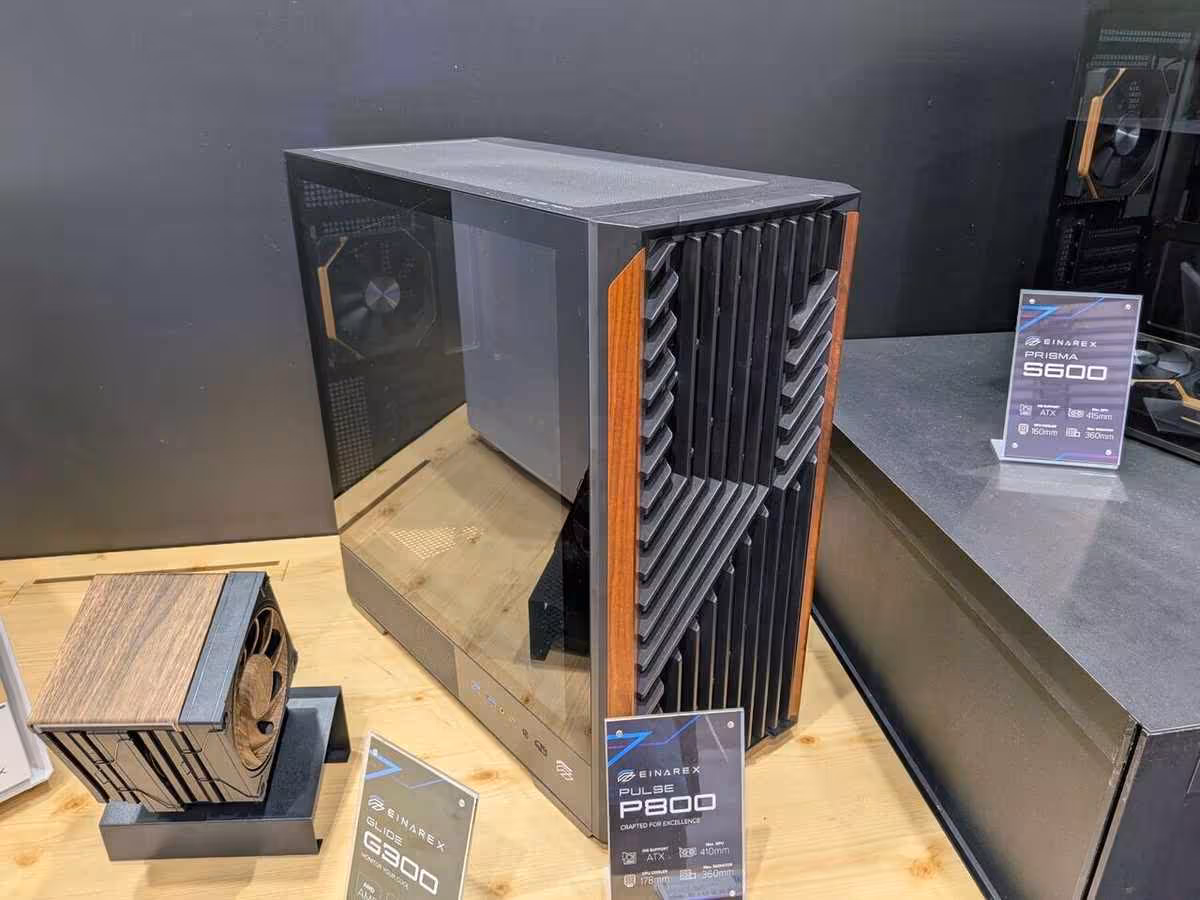 Boîtier Einarex P800 noir à façade ventilée, présenté à côté d’un boîtier S600