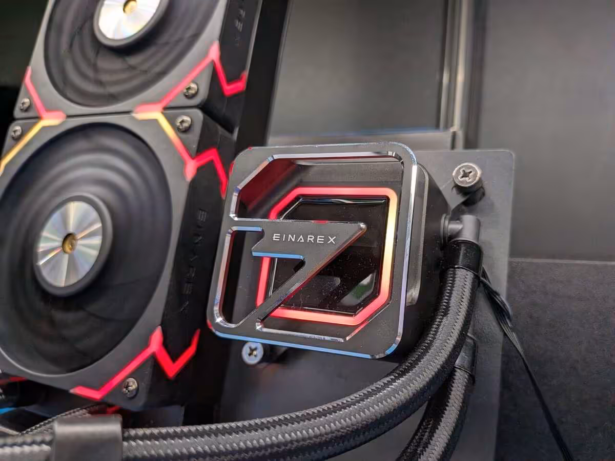 Gros plan sur le bloc pompe Einarex HALOX RGB avec radiateur à trois ventilateurs