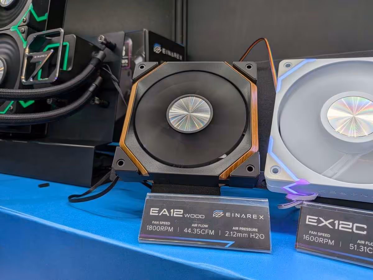 Ventilateur Einarex EA12 avec éclairage RGB, spécifications visibles sur l’étiquette