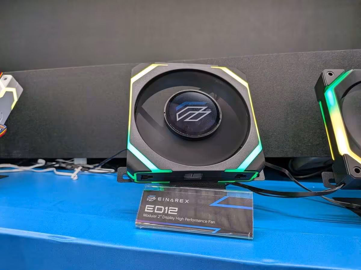 Ventilateur Einarex EO12 noir avec anneau RGB, présenté sur stand exposé