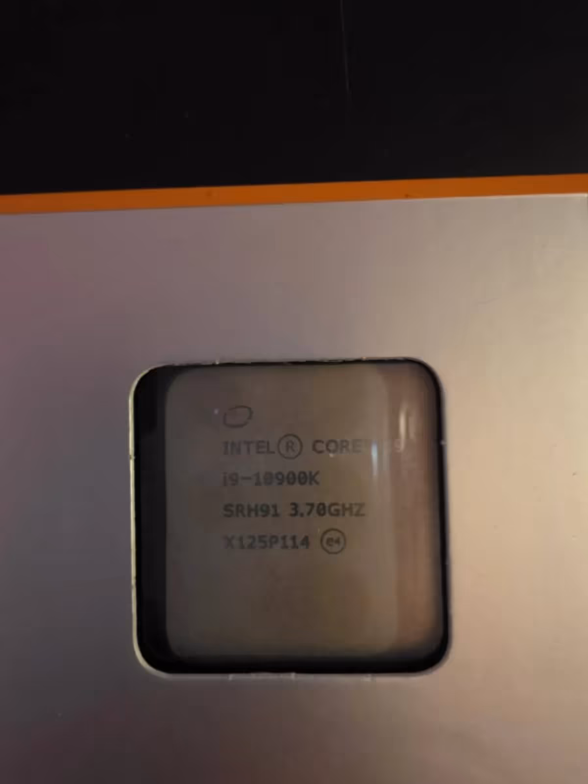 Gros plan détail Intel Core i9 sur fond sombre.