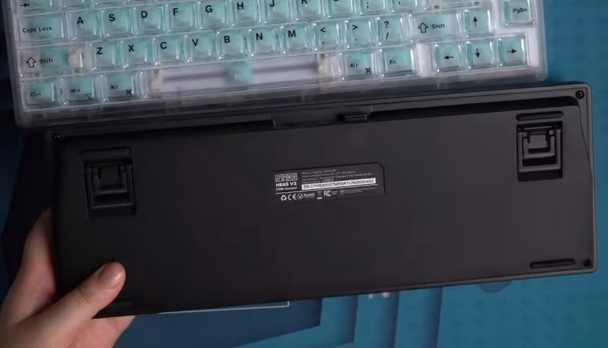 Dos du clavier Epomaker HE65 V2 TMR noir, avec pieds repliables et plaque transparente visible au-dessus