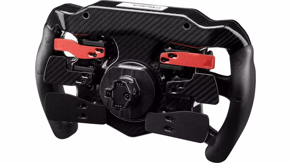 Ferrari 499P Centenary Winner Edition : Thrustmaster signe un volant collector à 499 exemplaires 3 Dos du volant Thrustmaster Ferrari 499P Centenary Winner Edition avec fixation rapide et plaque carbone