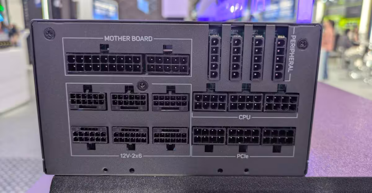 Connecteurs d'alimentation sur PSU FSP CANNON 3300W en exposition, éclairage faible