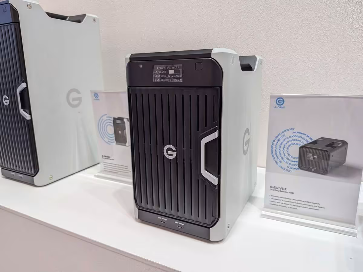 G-DRIVE : Western Digital refond sa gamme pro jusqu'à 224 To et Thunderbolt 5 2 Boîtier G-DRIVE professionnel noir et gris de Western Digital, vue trois-quarts avec documentation produit
