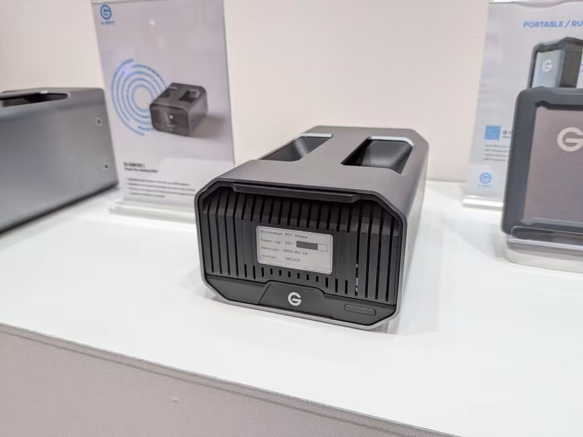 G-DRIVE : Western Digital refond sa gamme pro jusqu'à 224 To et Thunderbolt 5 4 Boîtier G-DRIVE compact gris, vue de face avec façade noire ventilée et badge G