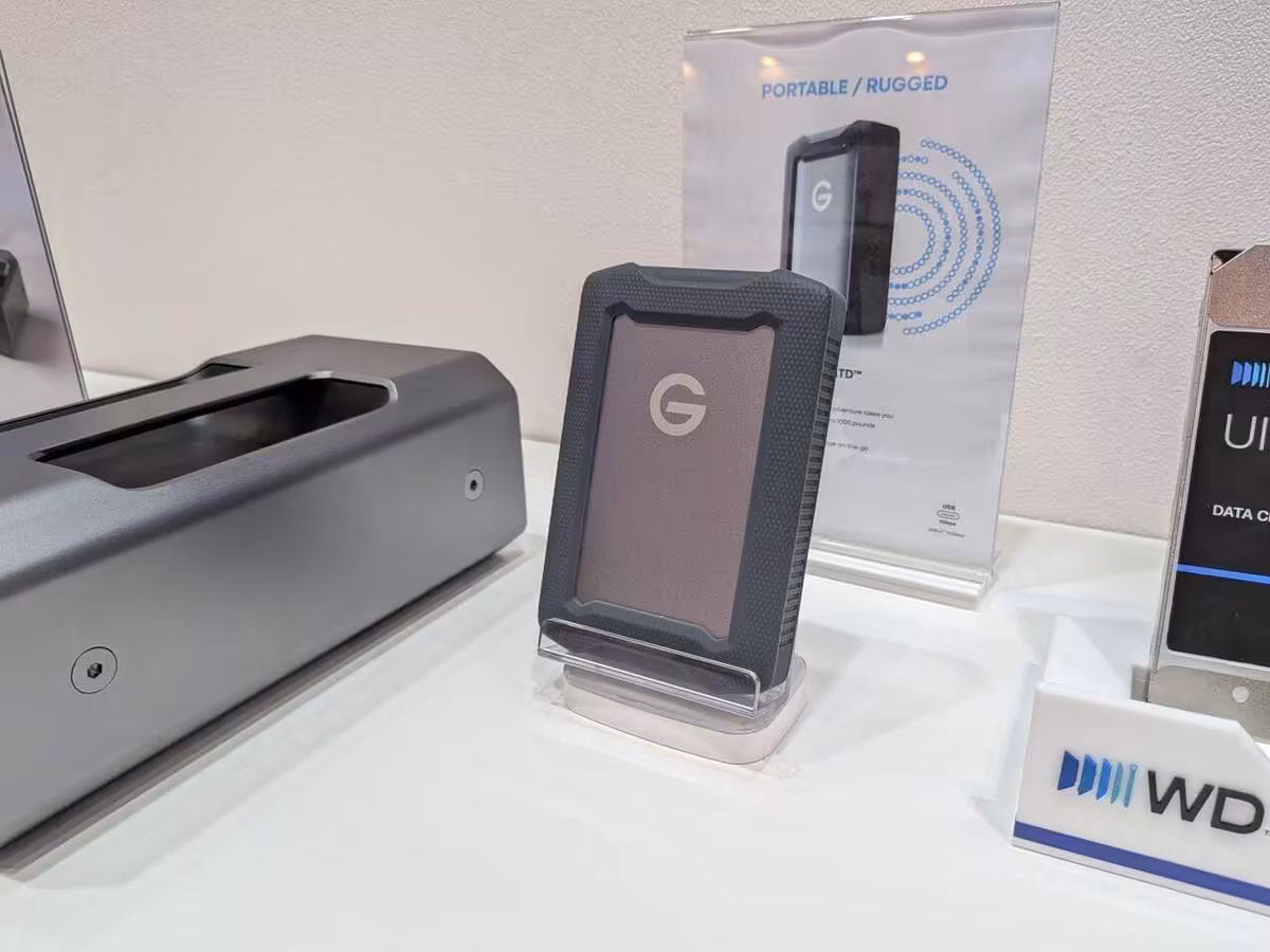 G-DRIVE : Western Digital refond sa gamme pro jusqu'à 224 To et Thunderbolt 5 5 Disque dur portable G-DRIVE rugged noir et gris de Western Digital, sur support transparent