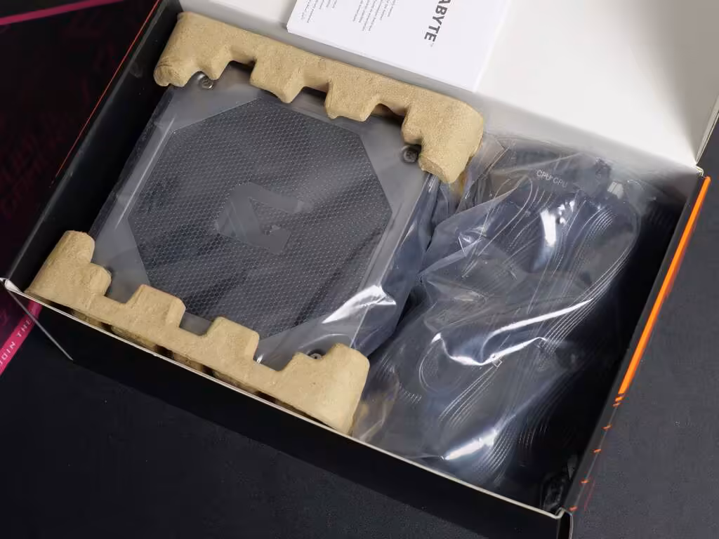 Le packaging est simple, avec une protection en carton moulé et les câbles regroupés à part.