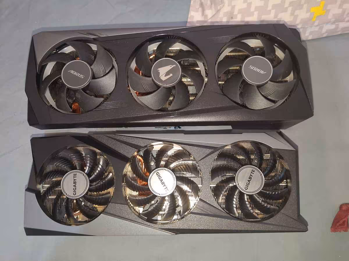 Arc A770 : un refroidisseur AORUS de Gigabyte fuite, la carte n’a jamais été lancée 3 Deux cartes graphiques avec ventilateurs visibles, fond neutre.