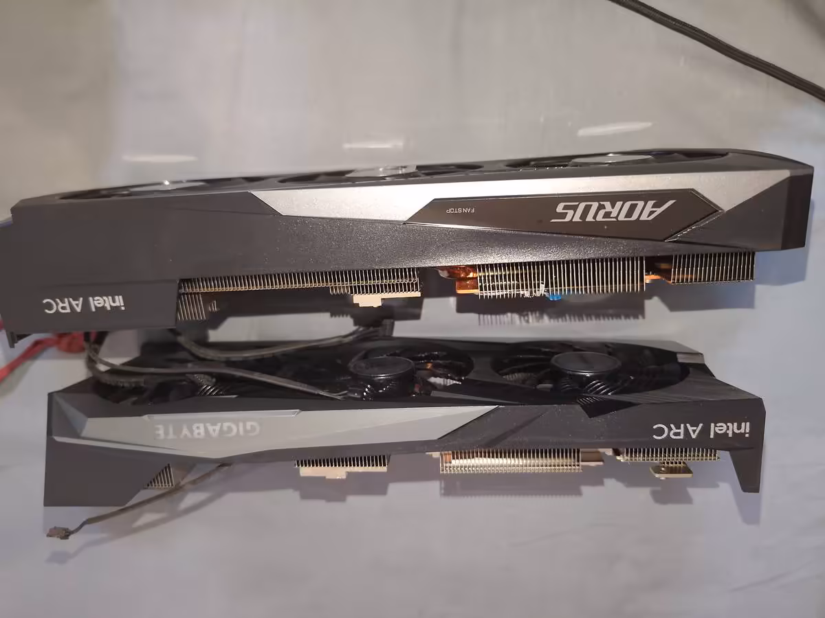 Arc A770 : un refroidisseur AORUS de Gigabyte fuite, la carte n’a jamais été lancée 4 Cartes graphiques face latérale avec nom AORUS, fond neutre.