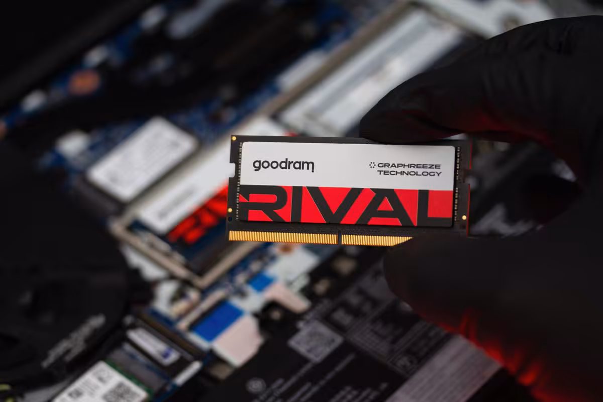 Goodram RIVAL DDR5 SODIMM : la nouvelle gamme pour muscler les PC portables gaming 2 Module RAM Goodram RIVAL DDR5 SODIMM tenu à la main, avec fond de composants informatiques flouté
