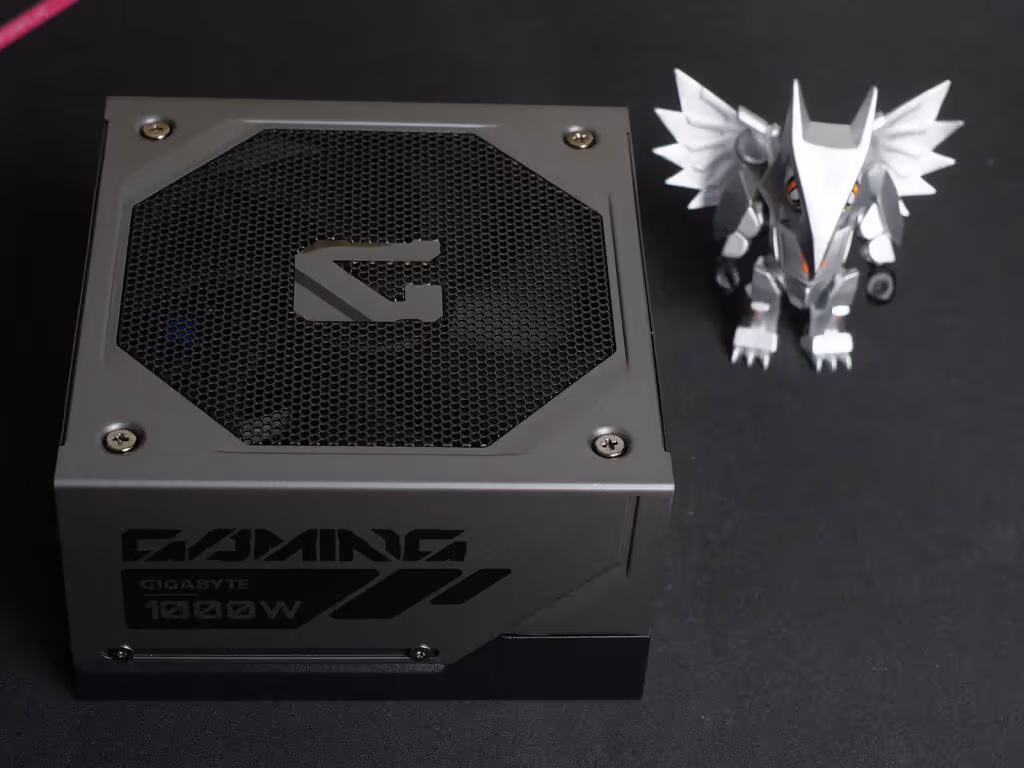 La grille supérieure adopte une forme octogonale avec le logo GIGABYTE au centre.