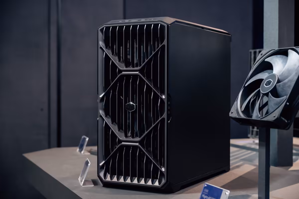 Cooler Master HAF II 500 : deux 220 mm pour le GPU, mais sans RGB ni excès visuel 2 Vue rapprochée de l’avant du boîtier Cooler Master HAF II 500, structure ajourée sans éclairage RGB.