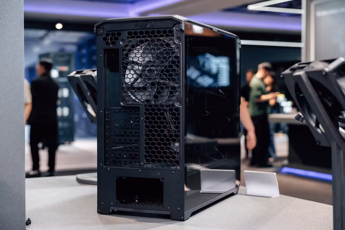 Cooler Master HAF II 500 : deux 220 mm pour le GPU, mais sans RGB ni excès visuel 4 Panneau ouvert sur Cooler Master HAF II 500, grille hexagonale et espace interne pour installation multi-GPU.