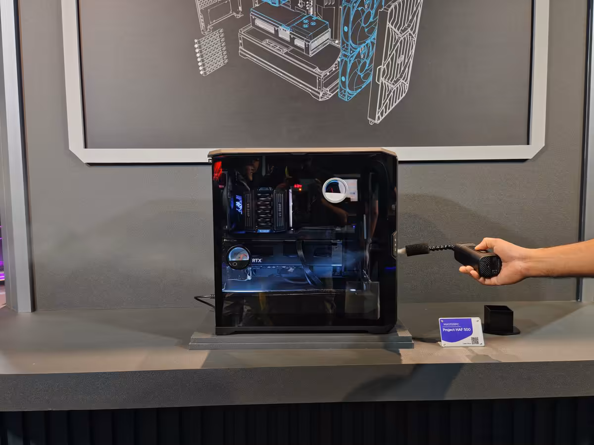 Cooler Master HAF II 500 : deux 220 mm pour le GPU, mais sans RGB ni excès visuel 5 Intérieur du Cooler Master HAF II 500 en démonstration, composants installés et face ouverte pour visualiser le montage.