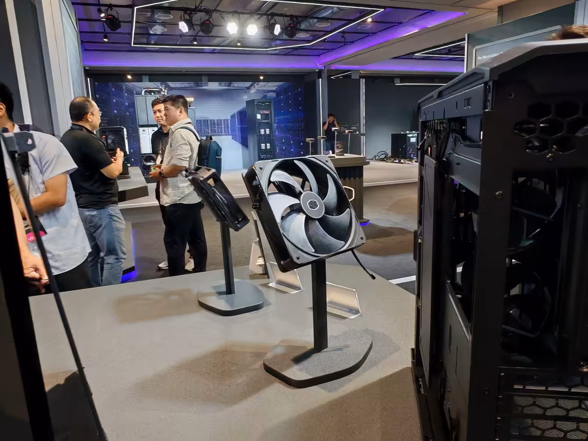 Cooler Master HAF II 500 : deux 220 mm pour le GPU, mais sans RGB ni excès visuel 3 Boîtier Cooler Master HAF II 500 présenté en salon, face ouverte et ventilateurs visibles, sans RGB.