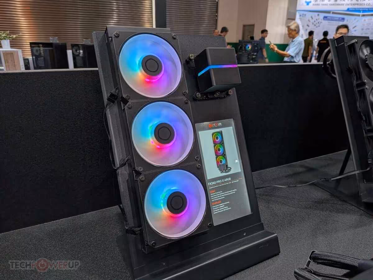 Support de refroidissement ID-Cooling noir avec trois ventilateurs RGB et écran latéral