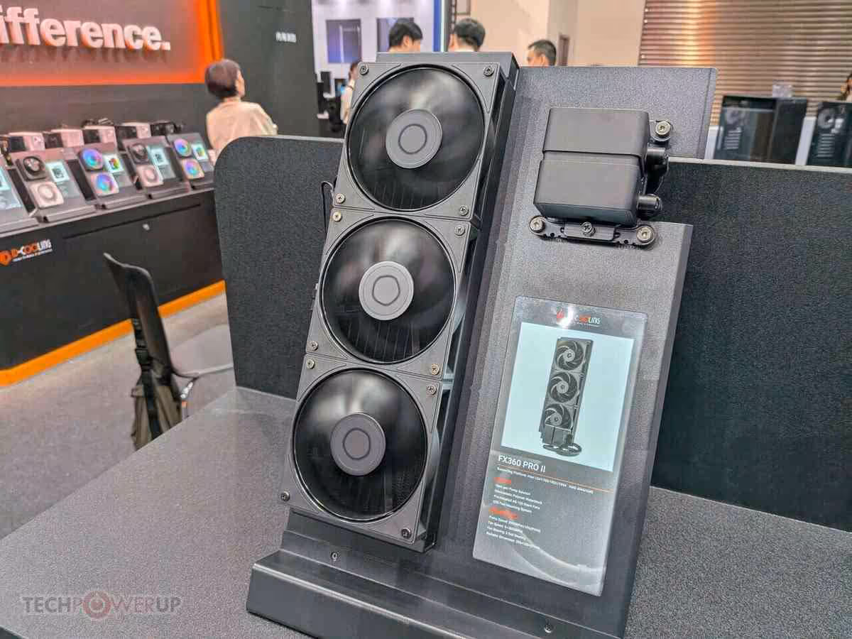 Support ID-Cooling noir avec trois ventilateurs non RGB et module latéral supérieur