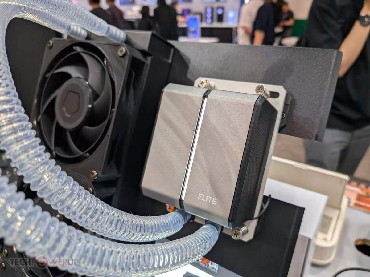Gros plan sur bloc pompe ID-Cooling ELITE, tubes transparents et ventilateur visible