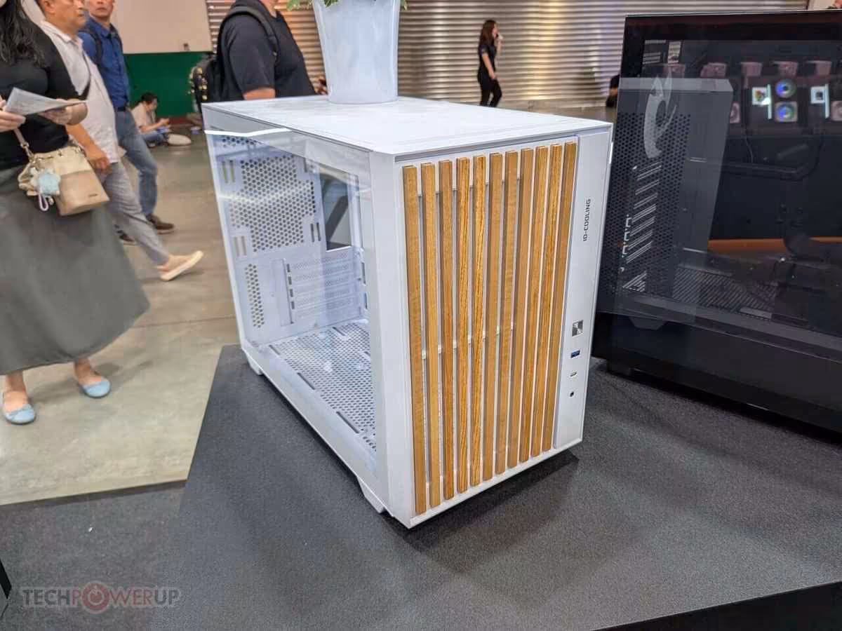 Boîtier PC blanc ID-Cooling, façade bois verticale, châssis exposé au Computex 2026