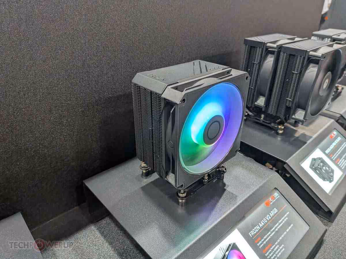 Refroidisseur ID-Cooling noir avec ventilateur RGB frontal et radiateur compact