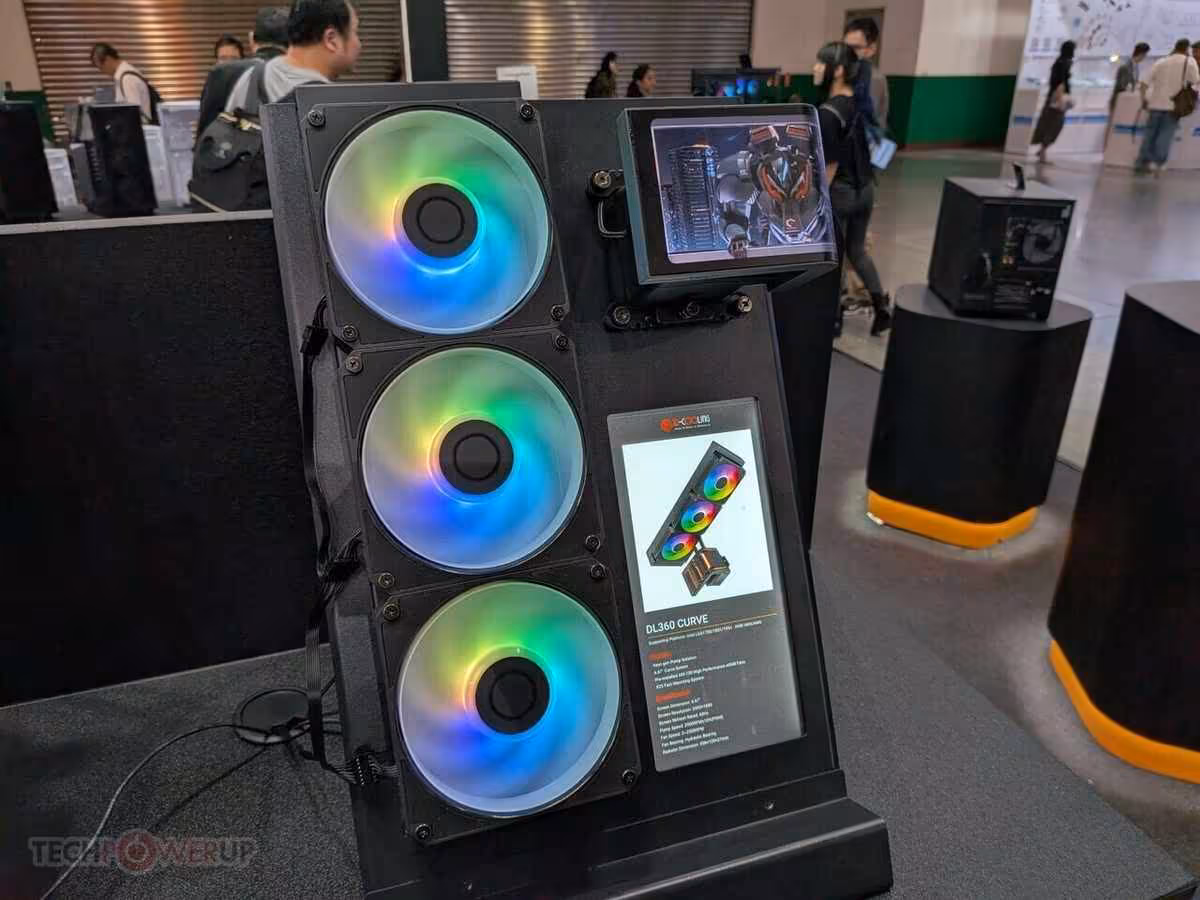 Support de refroidissement ID-Cooling noir avec trois ventilateurs RGB et écran LCD intégré