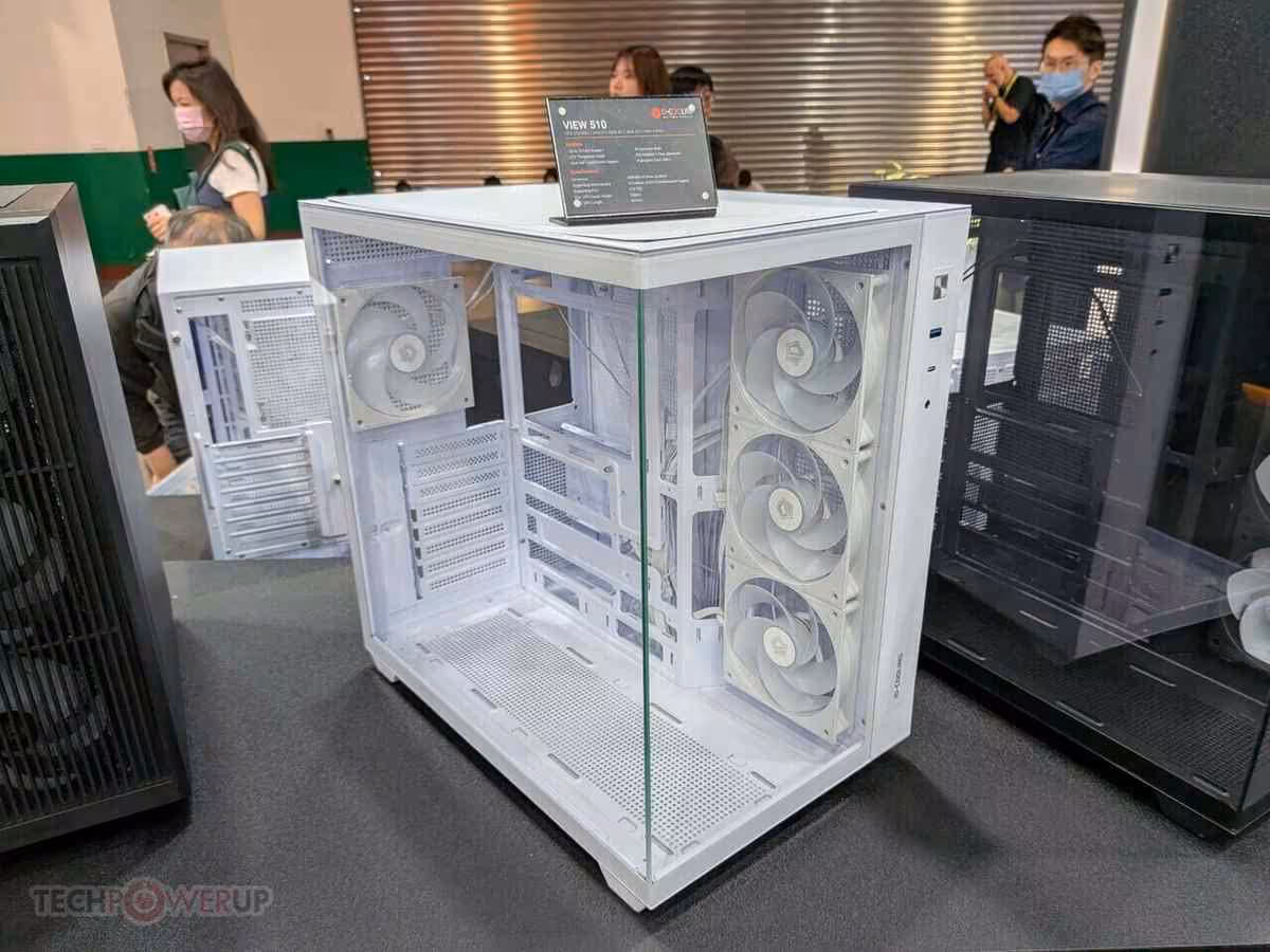 Boîtier PC blanc ID-Cooling vitré, trois ventilateurs frontaux visibles