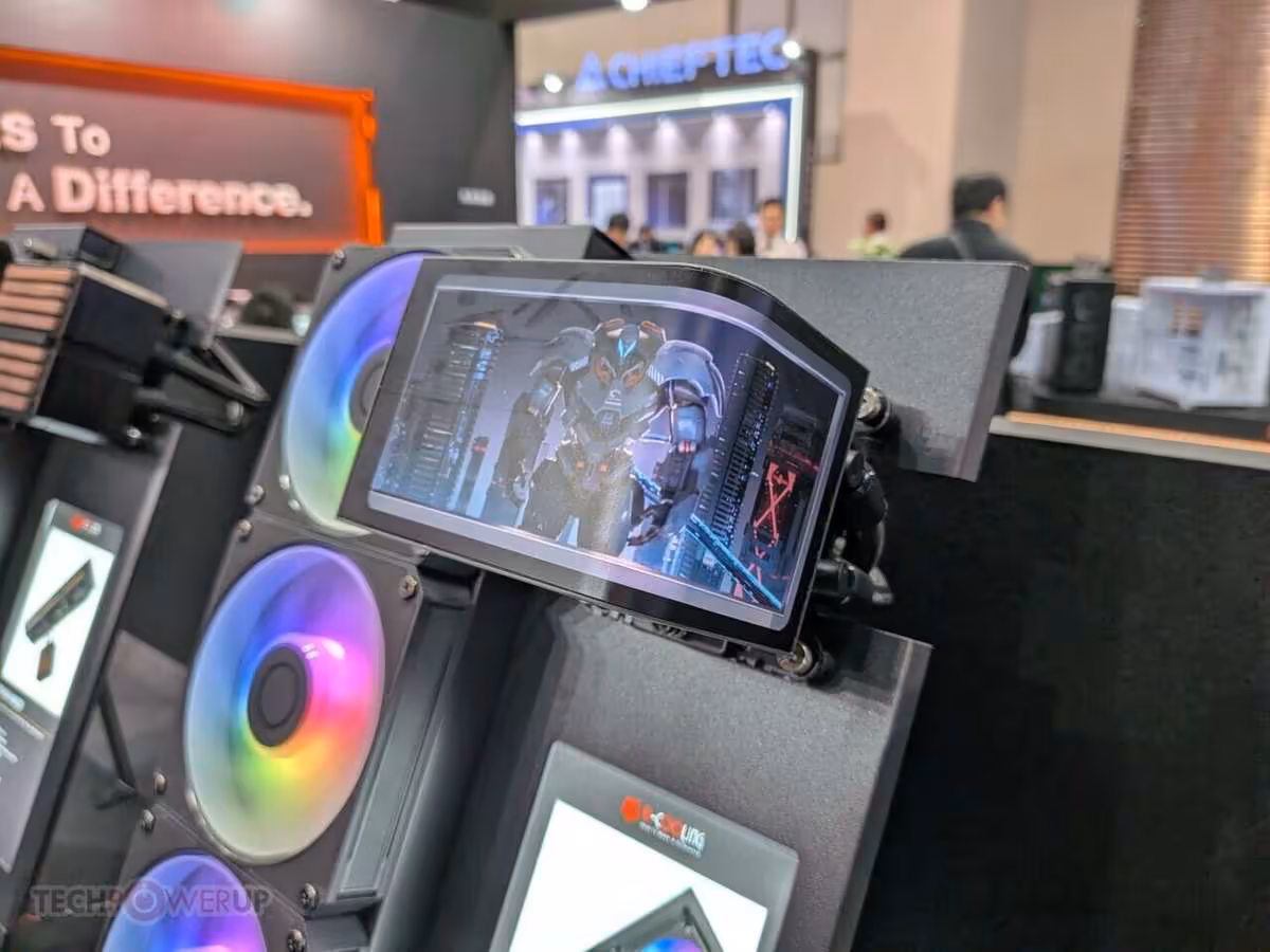 Gros plan sur écran LCD d’un refroidisseur ID-Cooling RGB, affichant une animation gaming