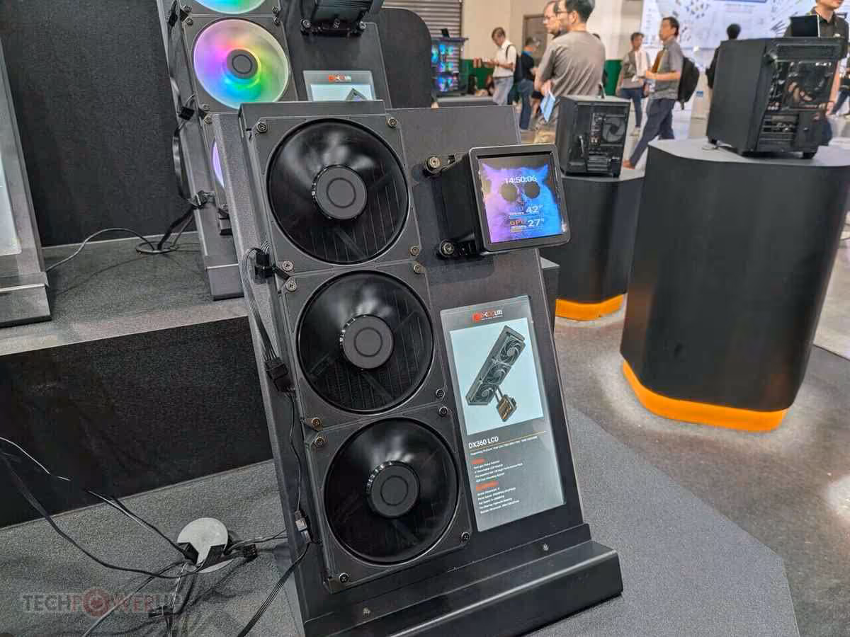 Support ID-Cooling noir avec trois ventilateurs non RGB et petit écran LCD latéral