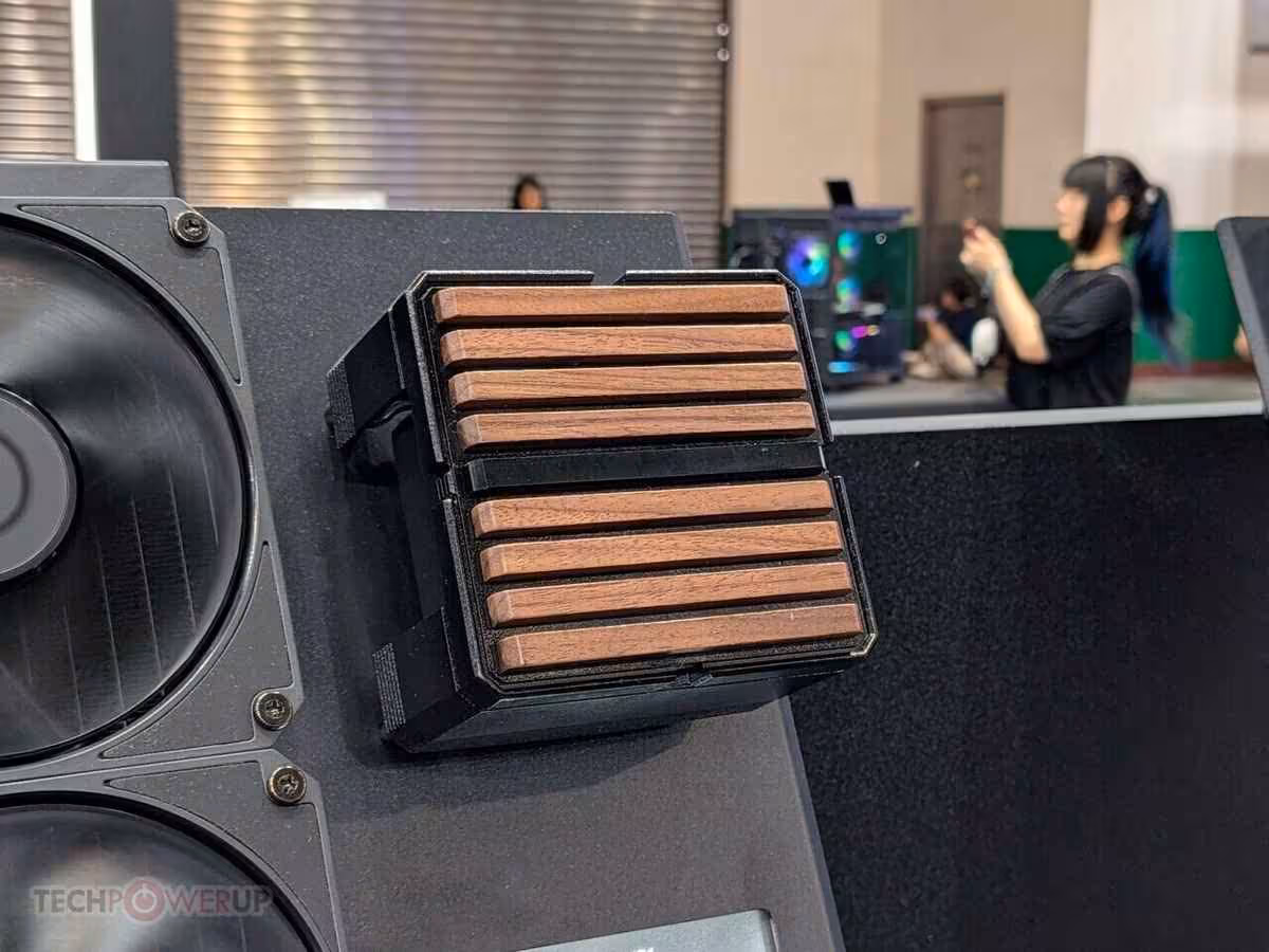 Gros plan sur module latéral imitation bois du refroidisseur ID-Cooling