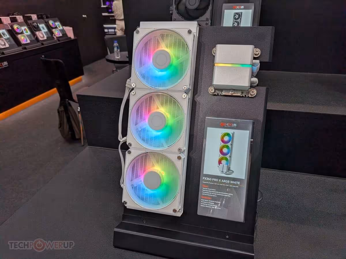 Support de refroidissement ID-Cooling blanc avec trois ventilateurs RGB et module latéral lumineux