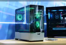 InWin Nuron Micro-ATX vitrine sur stand Computex 2026, verre panoramique et bandeau lumineux vert bas de façade