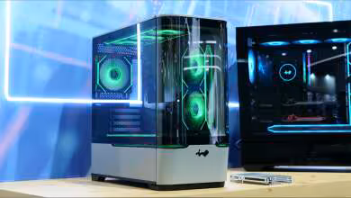InWin Nuron Micro-ATX vitrine sur stand Computex 2026, verre panoramique et bandeau lumineux vert bas de façade