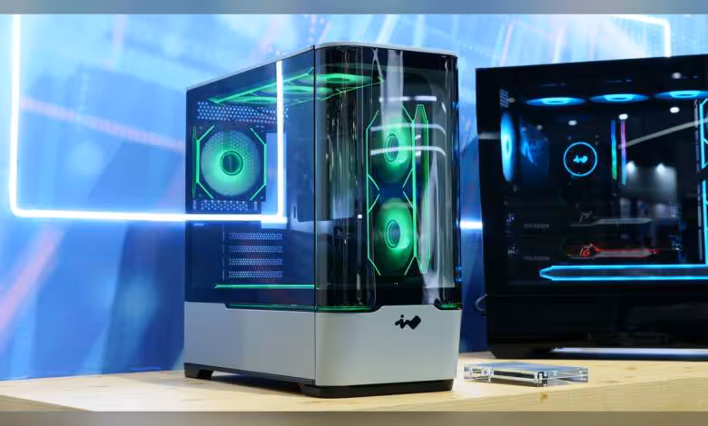 InWin Nuron Micro-ATX vitrine sur stand Computex 2026, verre panoramique et bandeau lumineux vert bas de façade